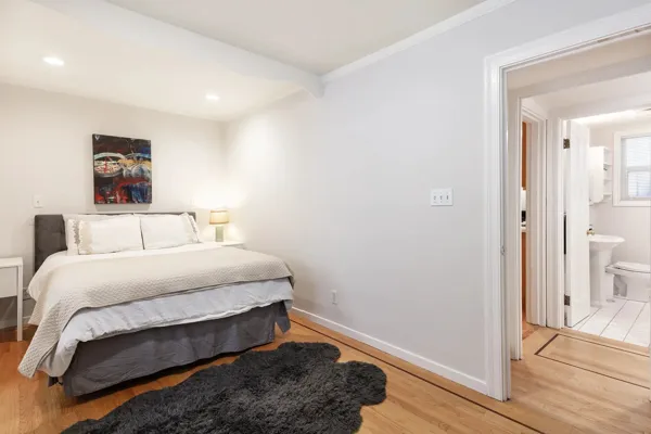 14-2456-Leavenworth-San-Francisco-bed-web.webp