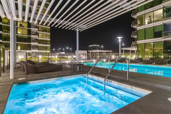 Well lit 1 bedroom 1 bath with views of bay bridge