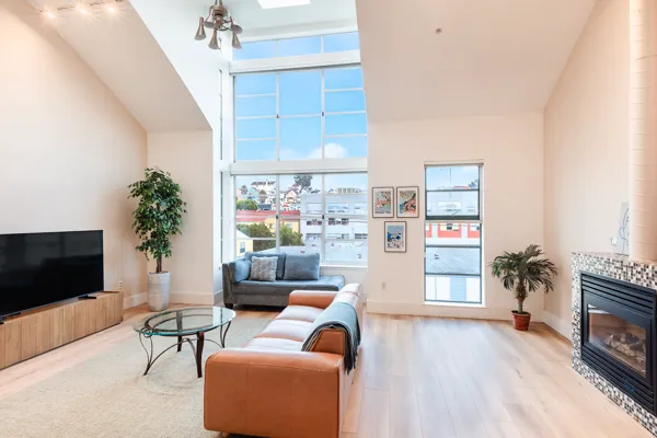 01-2600-18th-Unit21-San-Francisco-living-web.jpg