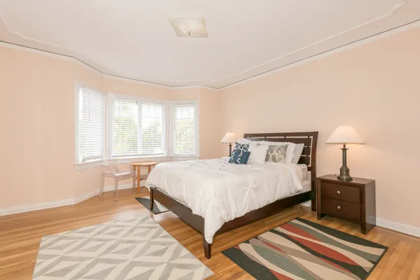 Bright one Bedroom in Laurel Heights