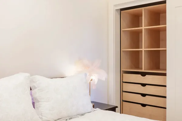 15-564-Chenery-San-Francisco-1bed-closet-web.webp