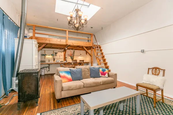 Rustic Charming Cottage in the Heart of the City