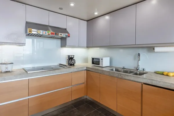 11-101-Lombard-608W-San-Francisco-kitchen-web.webp