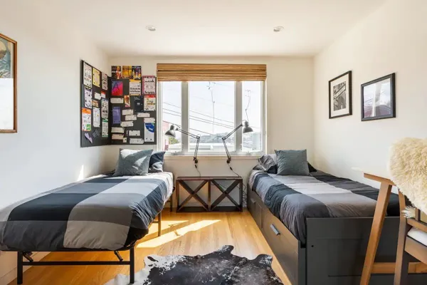 upstairs twin beds.jpeg