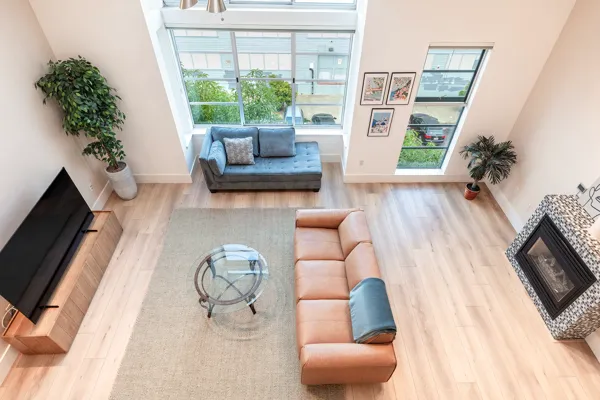 11-2600-18th-Unit21-San-Francisco-living-web.jpg